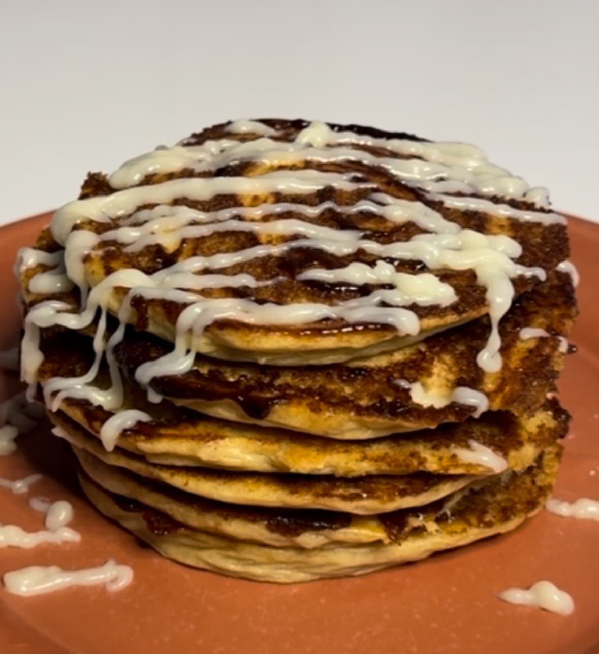 Cinnamon Roll Pancakes (High Protein / Low Carb)